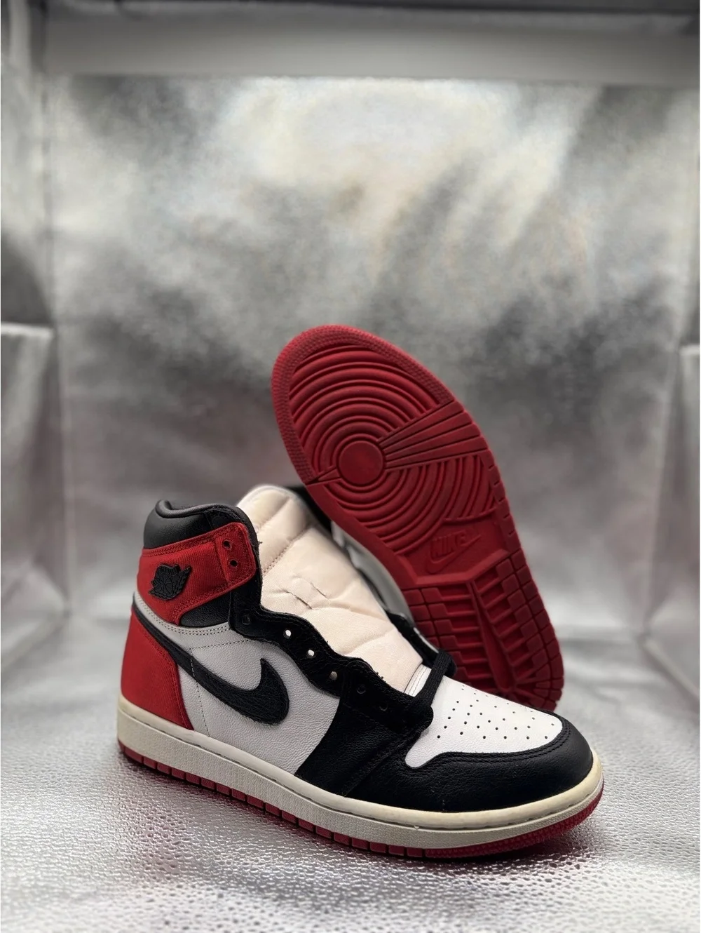Air Jordan 1 retro high satin black toe